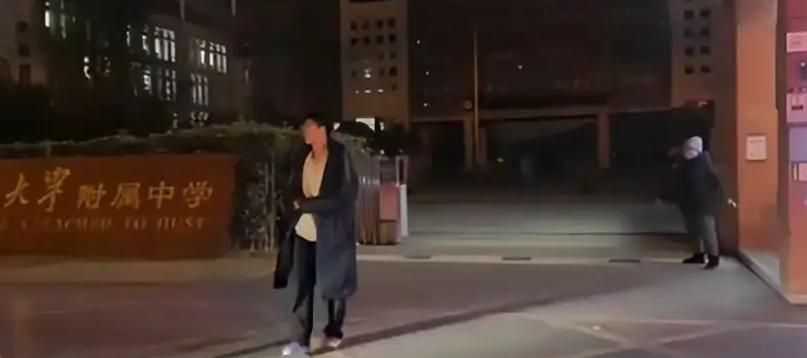 Cậu con trai yêu cầu mẹ đứng cách xa