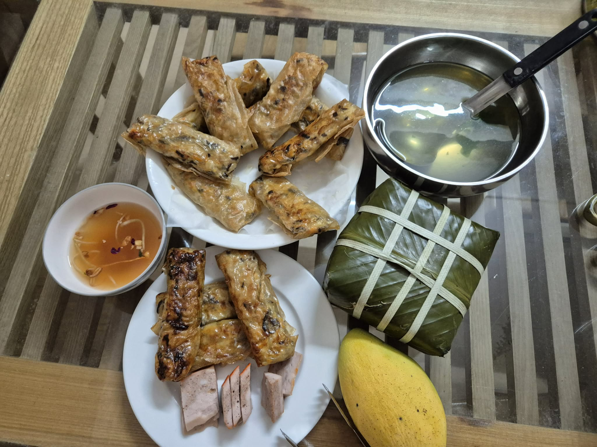 Chưa hết nghỉ lễ mẹ chồng đã gọi điện giục lên gấp, nhìn mâm cơm bố chồng gửi tôi mới hiểu mình 