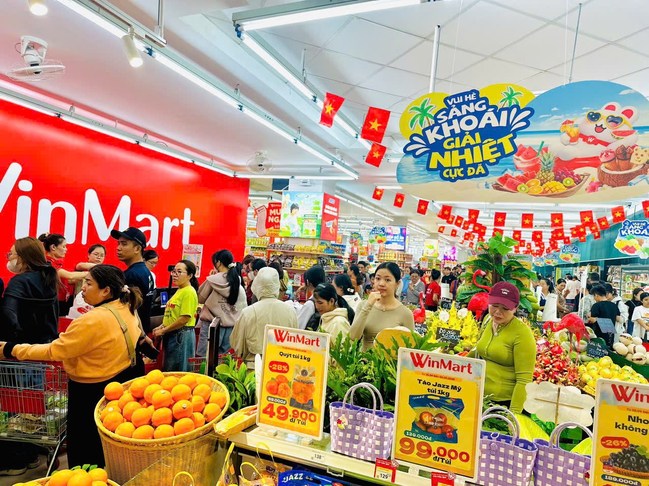 WinMart tăng 55% doanh thu dịp 30/4 - người tiêu dùng xuống tiền nhiều hơn hay siêu thị biết cách kéo khách?