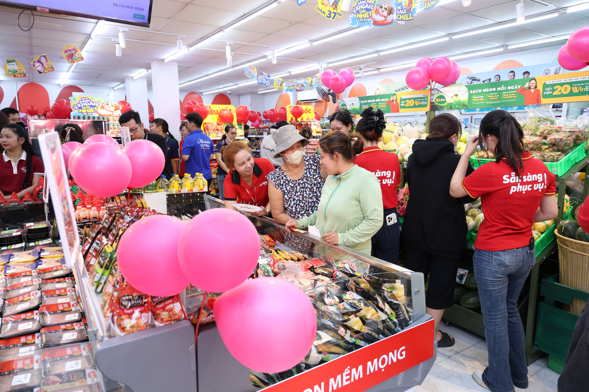 WinMart tăng 55% doanh thu dịp 30/4 - người tiêu dùng xuống tiền nhiều hơn hay siêu thị biết cách kéo khách?