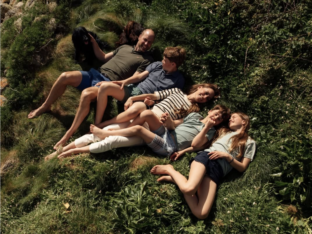 William và Kate kỷ niệm 15 năm hôn nhân bằng bức ảnh gia đình ấm áp chụp tại Cornwall