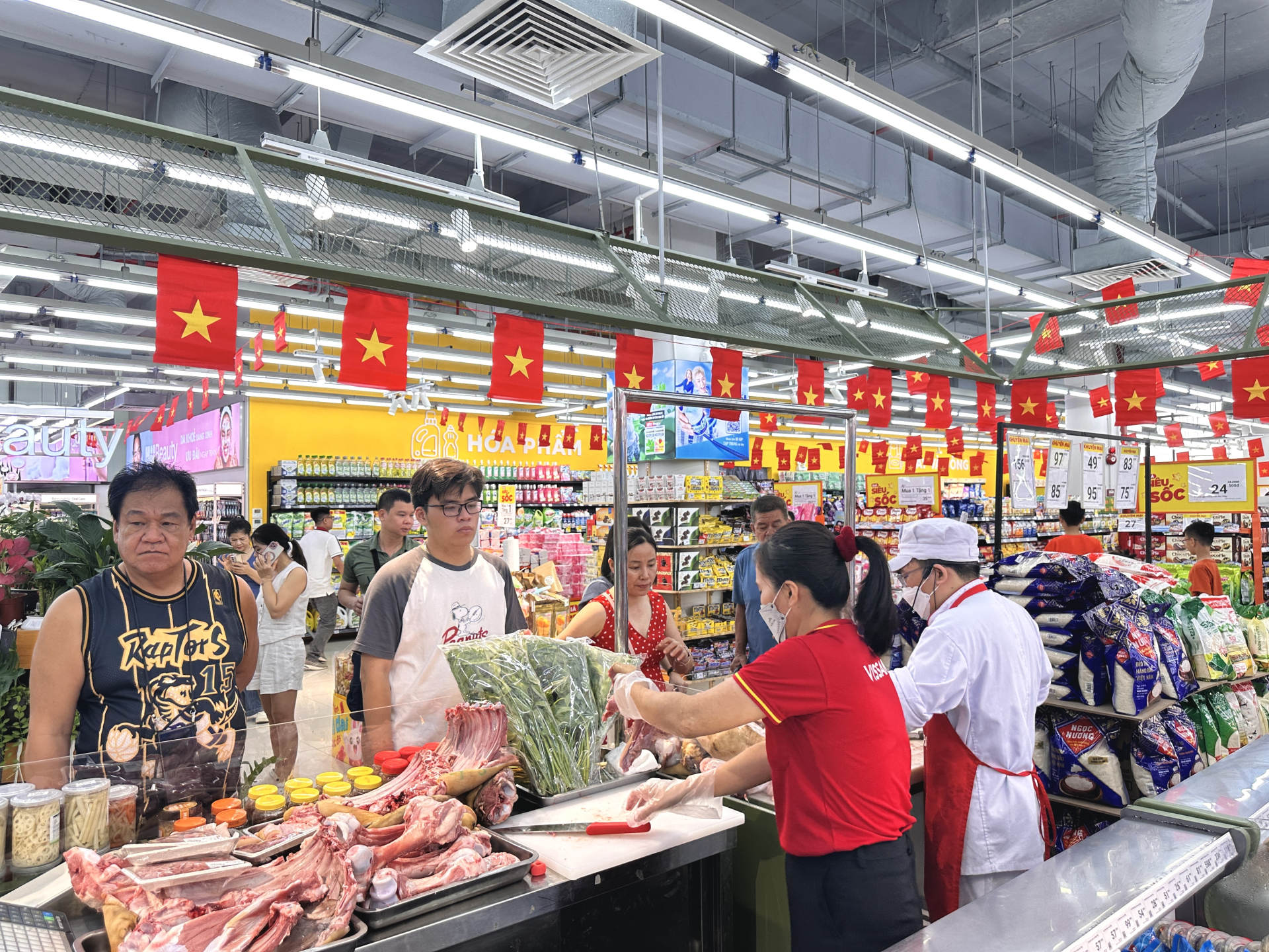 Quầy hàng luôn đông đúc người đến mua.
