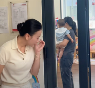 Phương Oanh lần đầu đưa con đến trường