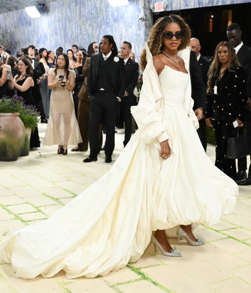 Mới 14 tuổi, con gái Beyoncé đã mang cốt cách của một nữ hoàng tương lai trên thảm đỏ Met Gala, thần thái không phải dạng vừa