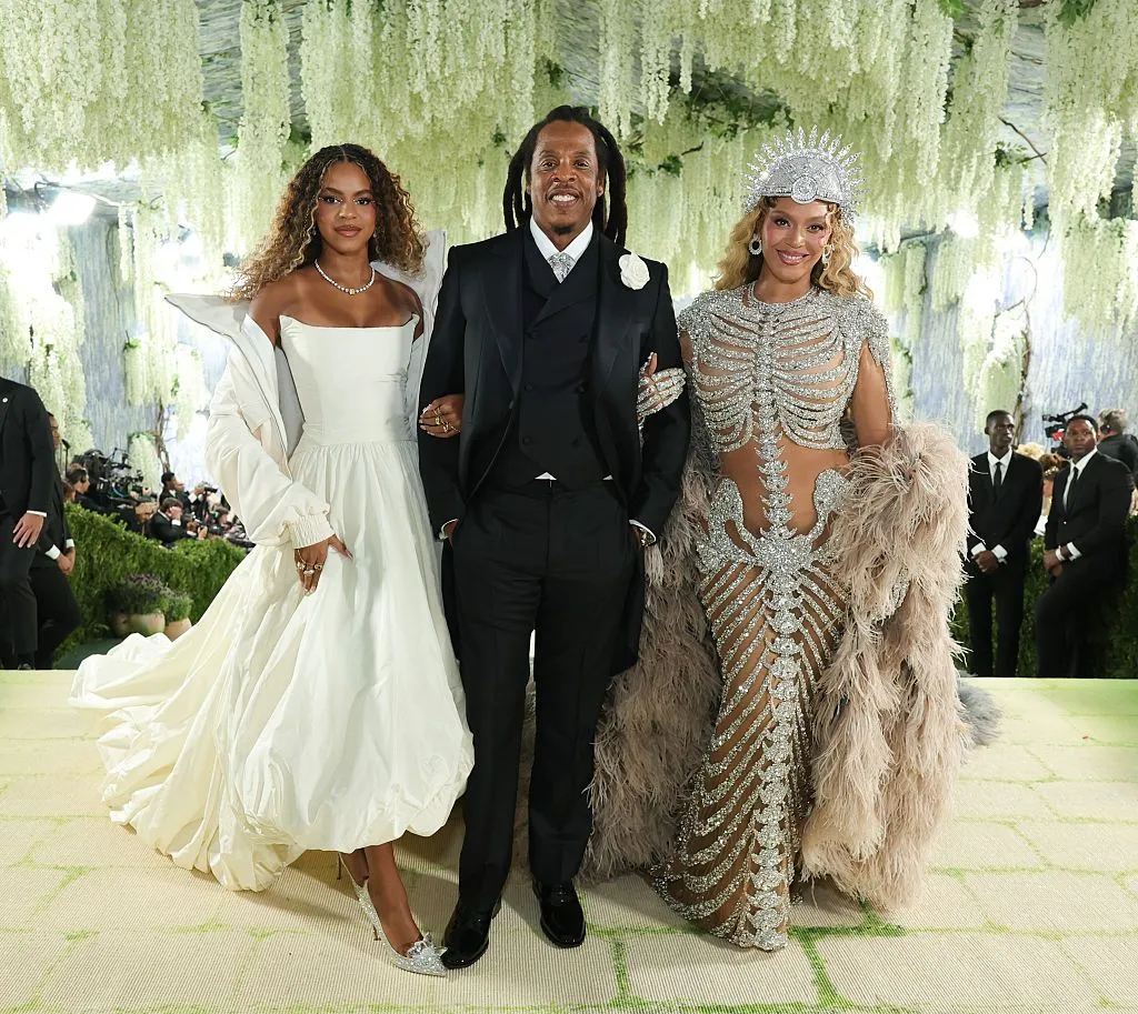 Mới 14 tuổi, con gái Beyoncé đã mang cốt cách của một nữ hoàng tương lai trên thảm đỏ Met Gala, thần thái không phải dạng vừa