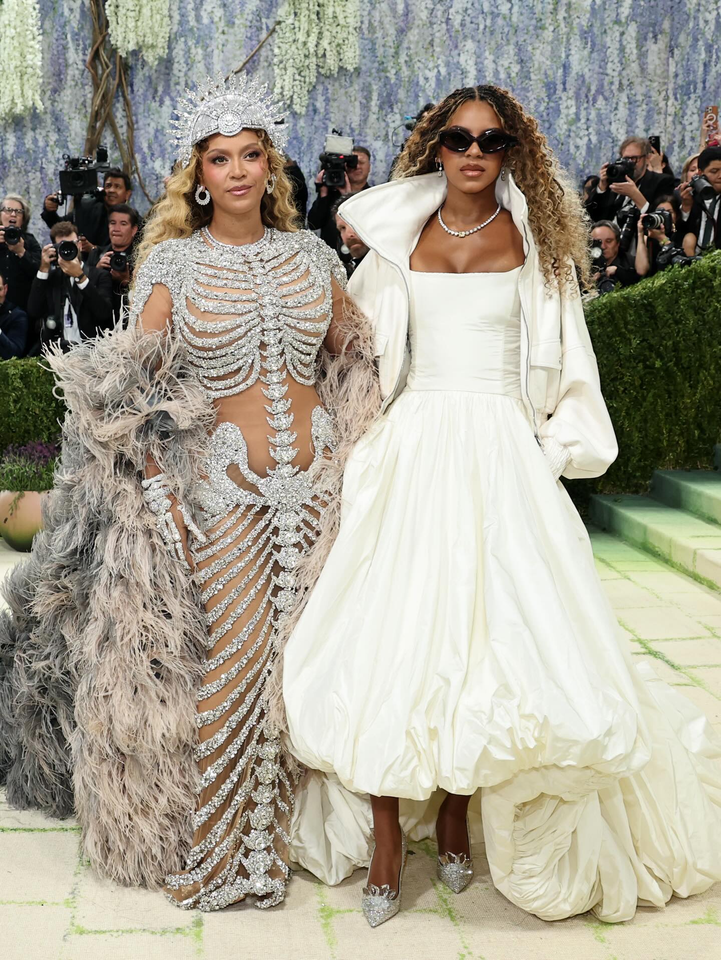 Mới 14 tuổi, con gái Beyoncé đã mang cốt cách của một nữ hoàng tương lai trên thảm đỏ Met Gala, thần thái không phải dạng vừa