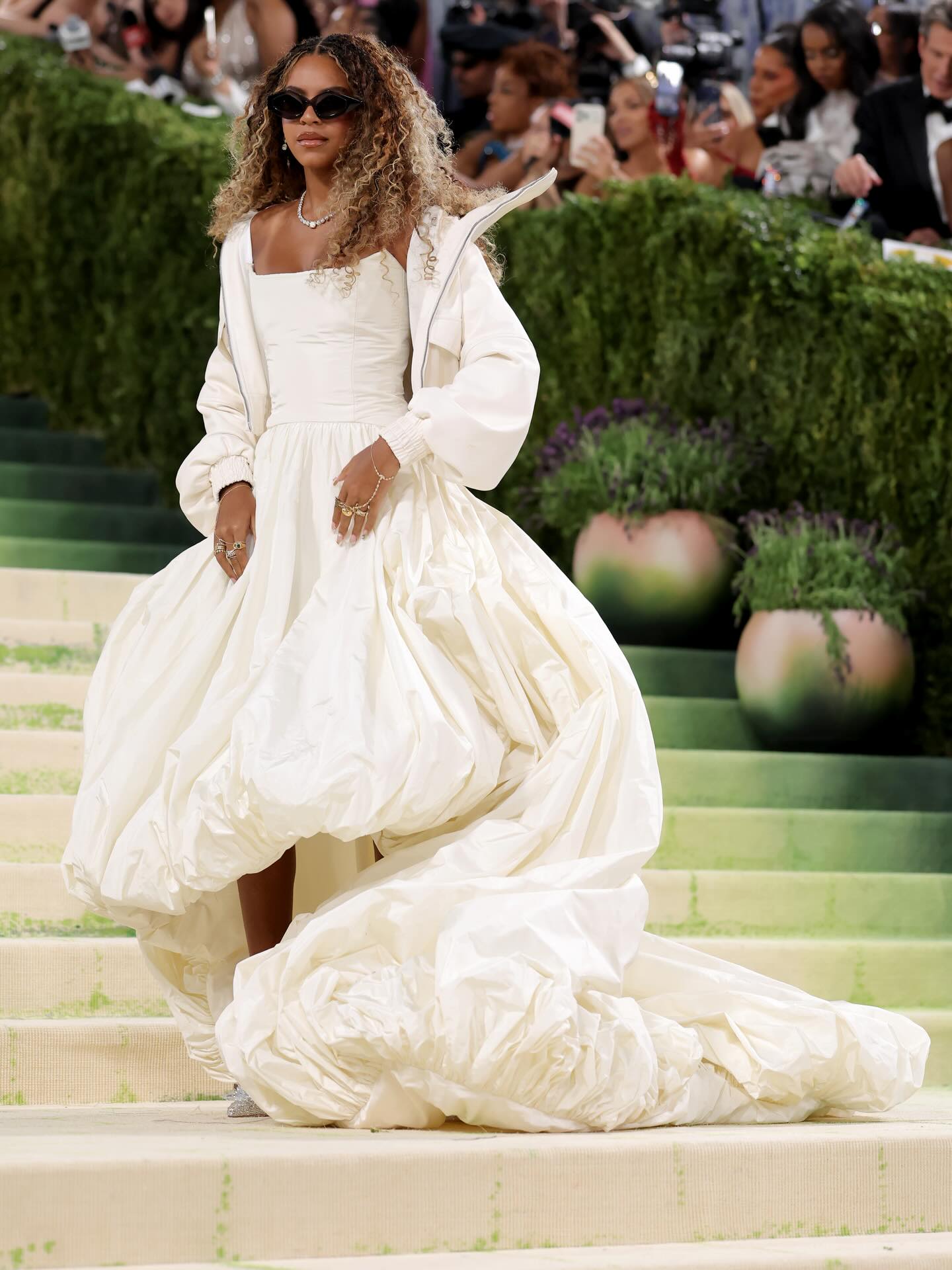 Mới 14 tuổi, con gái Beyoncé đã mang cốt cách của một nữ hoàng tương lai trên thảm đỏ Met Gala, thần thái không phải dạng vừa