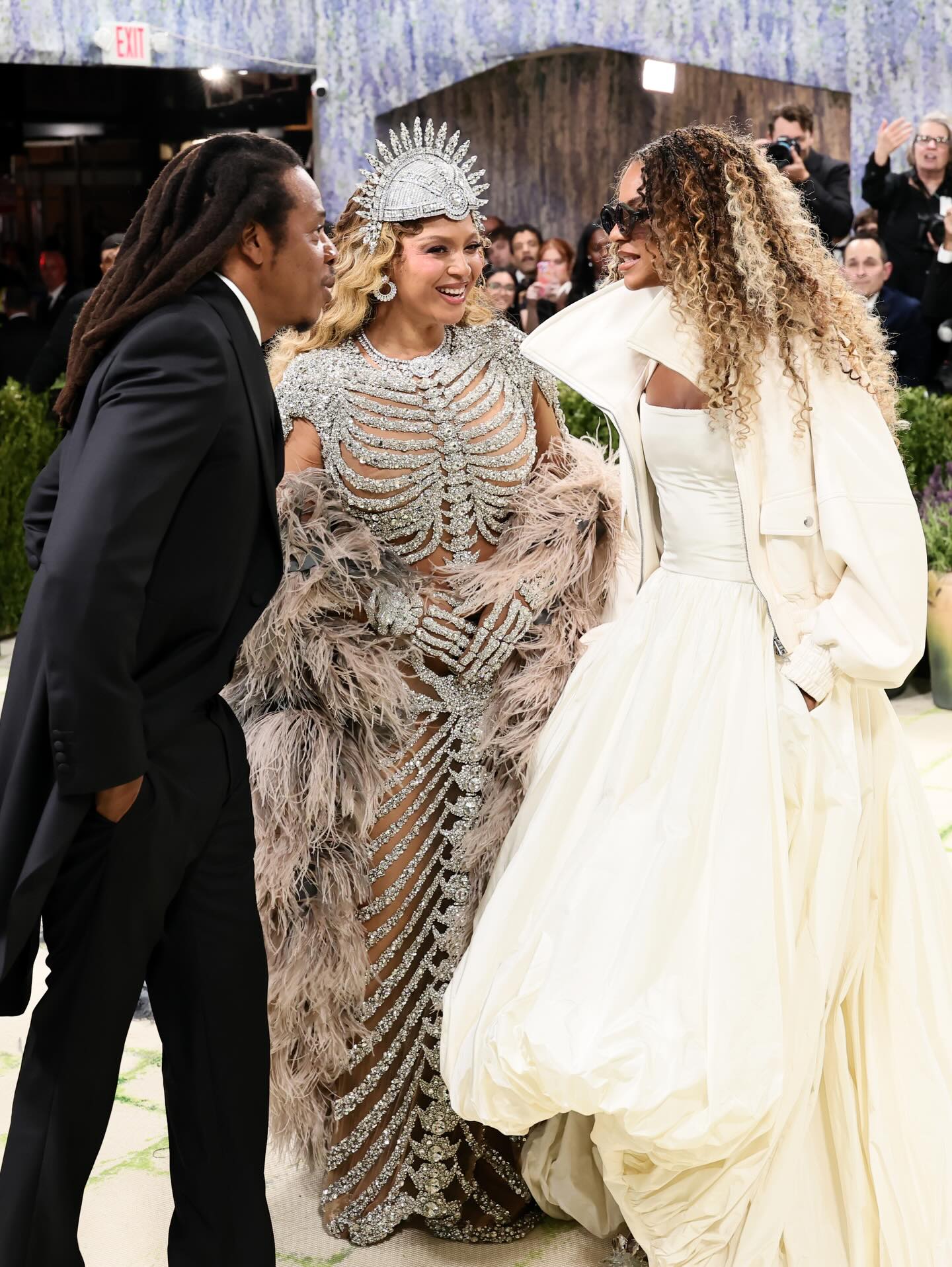 Mới 14 tuổi, con gái Beyoncé đã mang cốt cách của một nữ hoàng tương lai trên thảm đỏ Met Gala, thần thái không phải dạng vừa