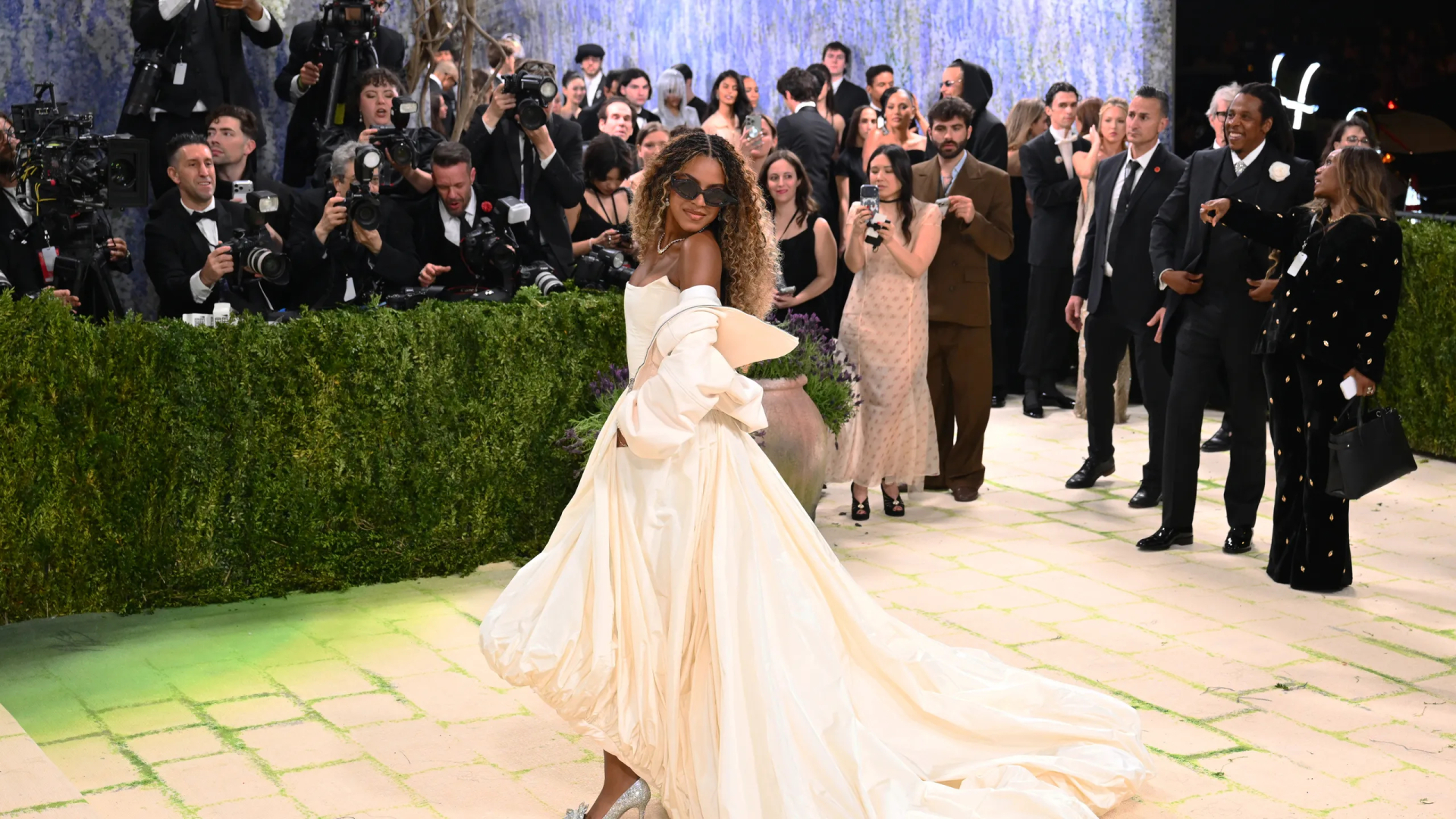 Mới 14 tuổi, con gái Beyoncé đã mang cốt cách của một nữ hoàng tương lai trên thảm đỏ Met Gala, thần thái không phải dạng vừa