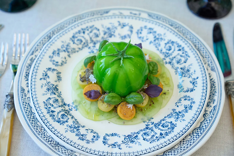 Món khai vị burrata được chế biến trông như một quả cà chua xanh. Ảnh: Poupay Jutharat