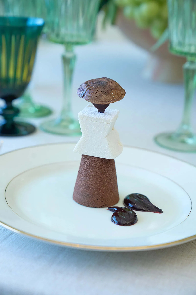 Mocha chocolate trắng với bánh ca cao và ganache chocolate đen. Ảnh: Poupay Jutharat