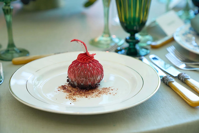 Chocolate nhúng mâm xôi, bánh red velvet và chocolate raspberry crémeux. Ảnh: Poupay Jutharat