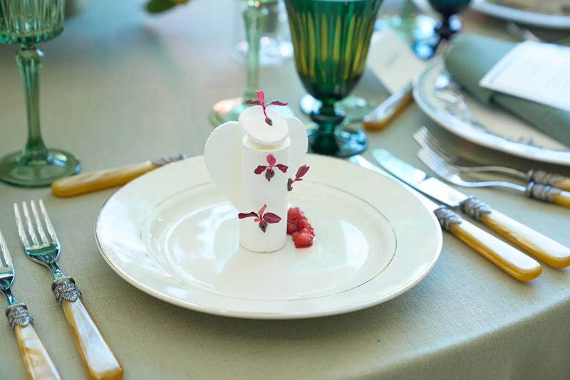 Bánh pavlova dâu tây, curd chanh dây và vi xanh amaranth burgundy. Ảnh: Poupay Jutharat