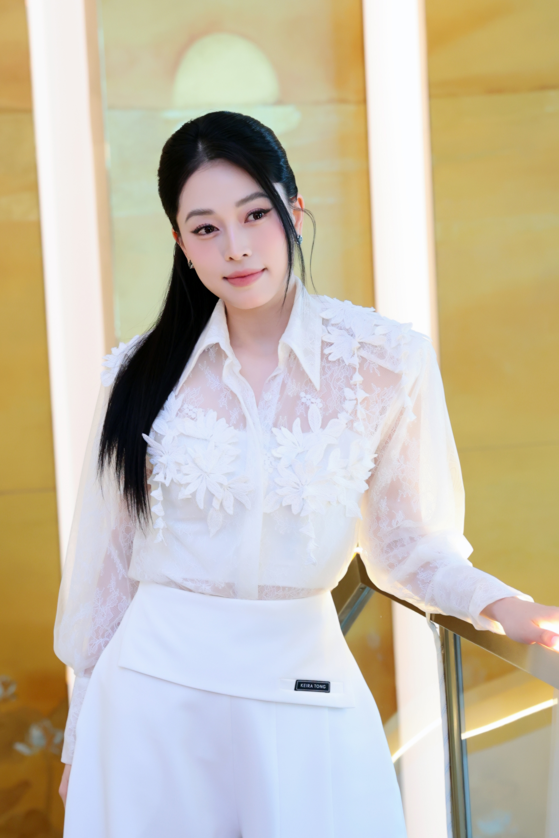 Á hậu Phương Nga