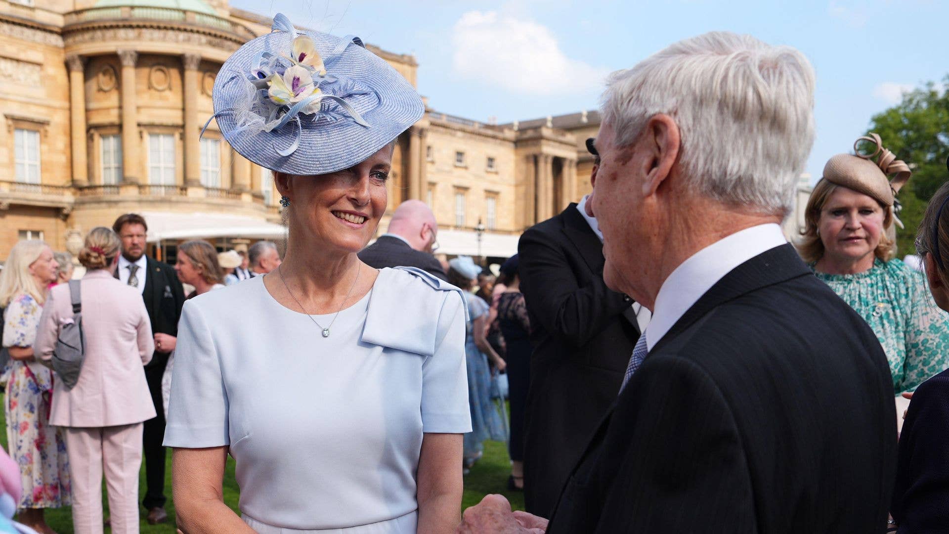 Dàn sao hội tụ tiệc hoàng gia, vợ chồng Kate - William rực rỡ vinh danh người tử tế