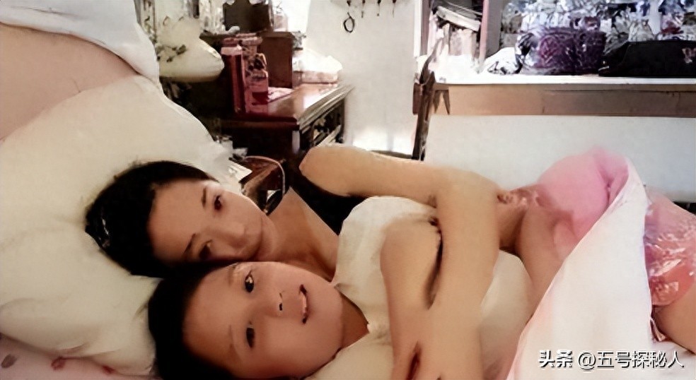 12 năm không cai sữa, 15 năm chung giường: Tình mẫu tử ngạt thở của nữ minh tinh Hoa ngữ đã hủy hoại quý tử ra sao?