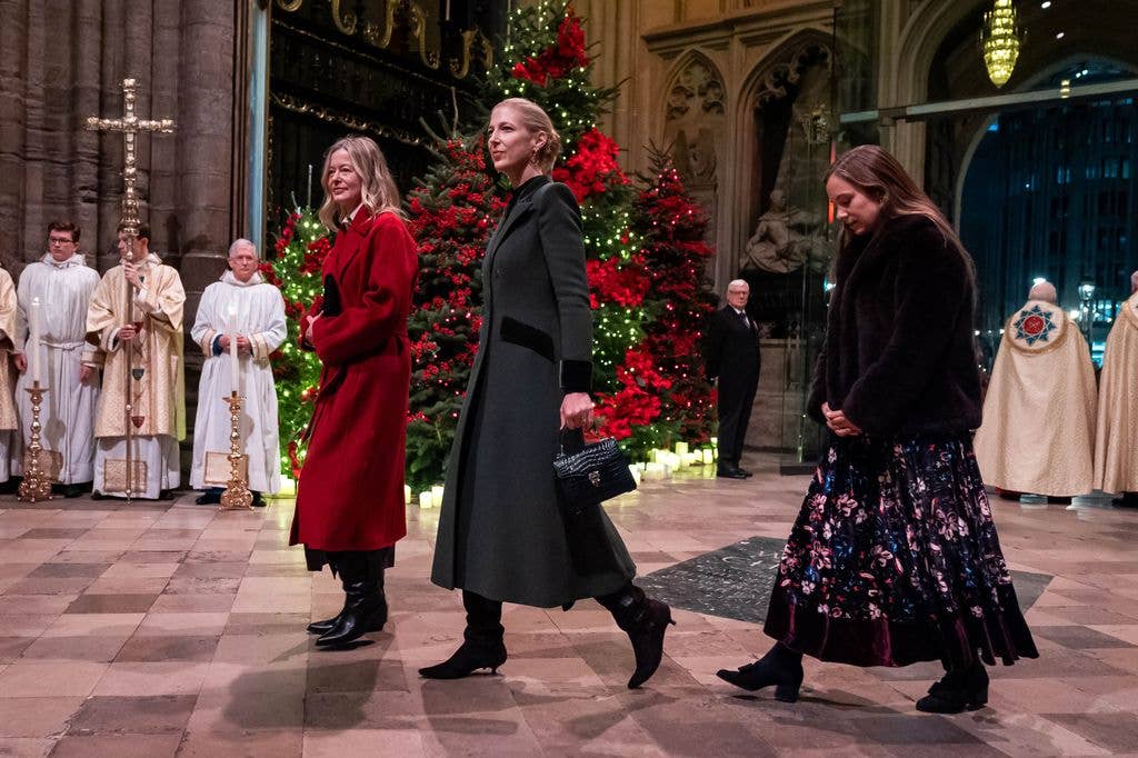 Mặc váy ren đen quyến rũ dự tiệc đêm, Lady Ella Windsor tiết lộ con người thật của Vương phi Kate