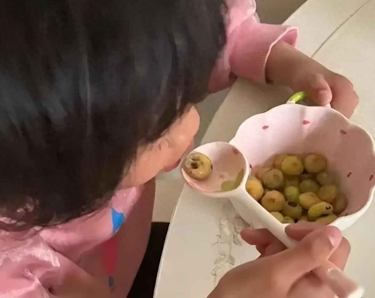 Nhiều người cho rằng cô làm việc vô ích, làm mất chất dinh dưỡng (vỏ là nơi chứa nhiều vitamin), hoặc chỉ đang 