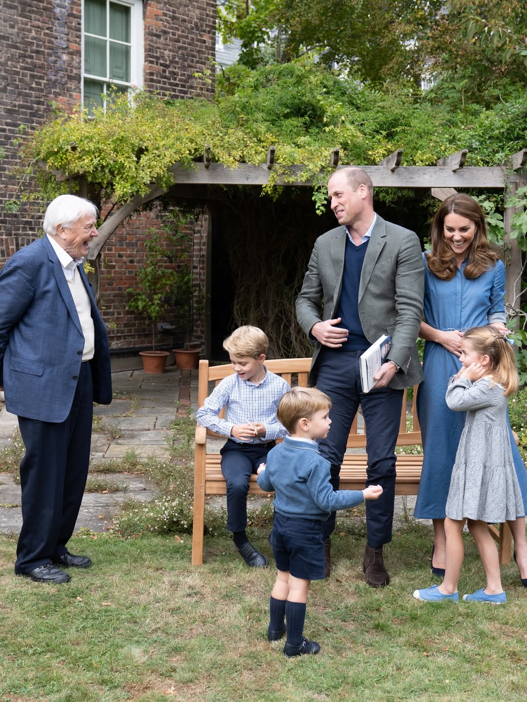 Giọng nói đáng yêu của Hoàng tử Louis trong video gửi Sir David Attenborough gây sốt mạng xã hội