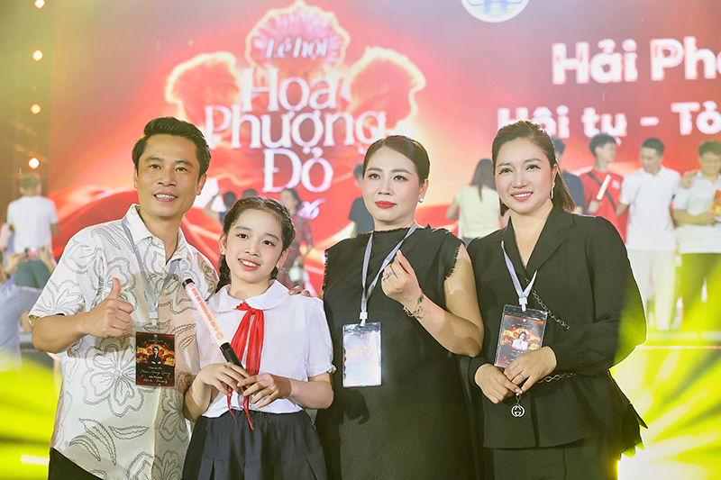  Ảnh Giám đốc dự án Minh Hạnh (từ trái qua Tổng đạo diễn Phạm Hoàng Giang, Chủ nhiệm chương trình Vũ Hoa, Giám đốc sự kiện)  