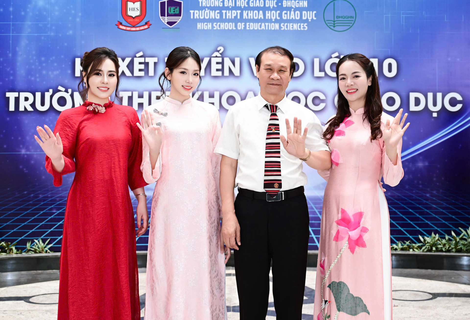 Hoa hậu Nguyễn Trần Hà Linh trở về trường sau đăng quang, chuẩn bị thi quốc tế