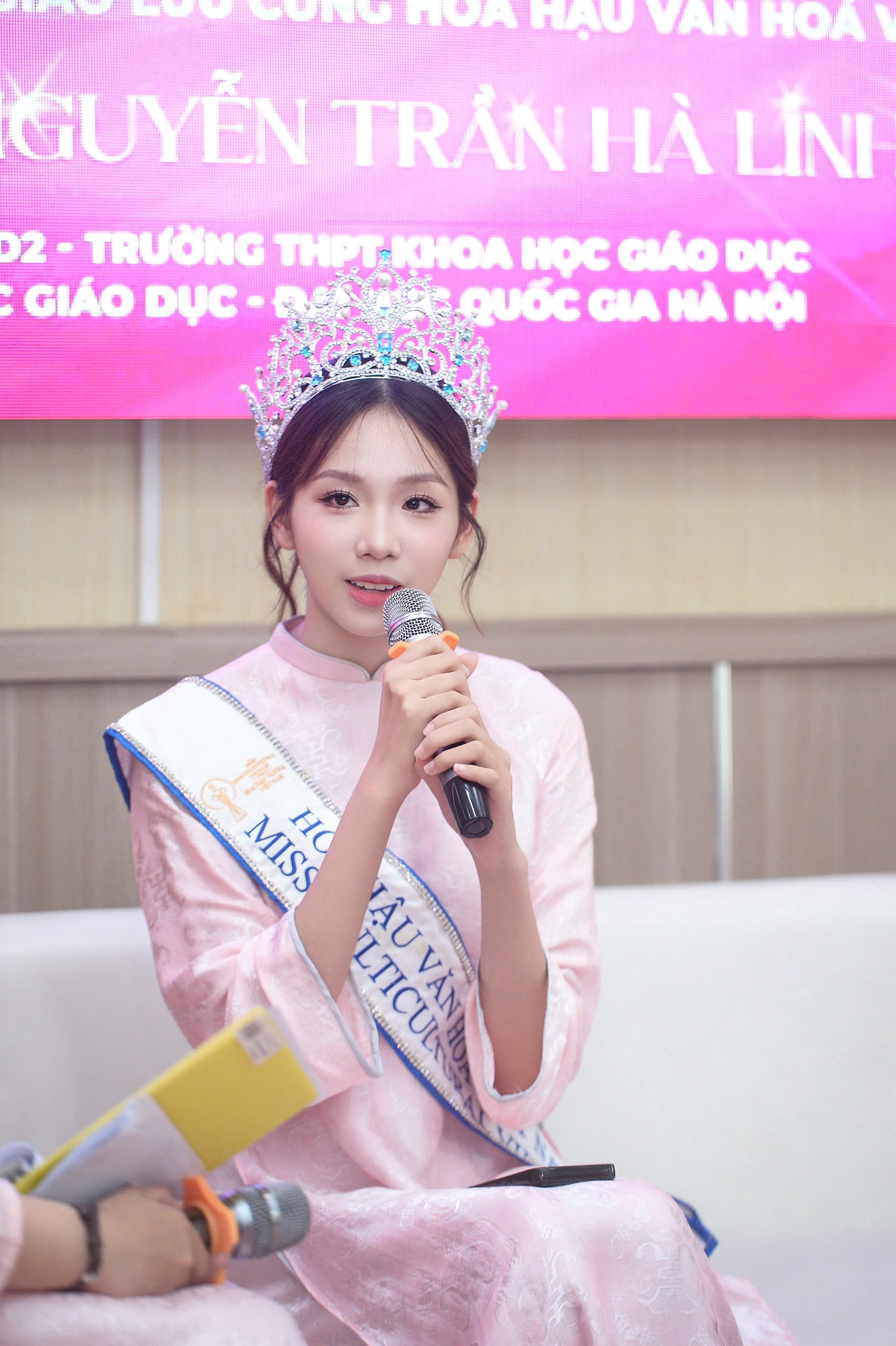 Hoa hậu Nguyễn Trần Hà Linh trở về trường sau đăng quang, chuẩn bị thi quốc tế