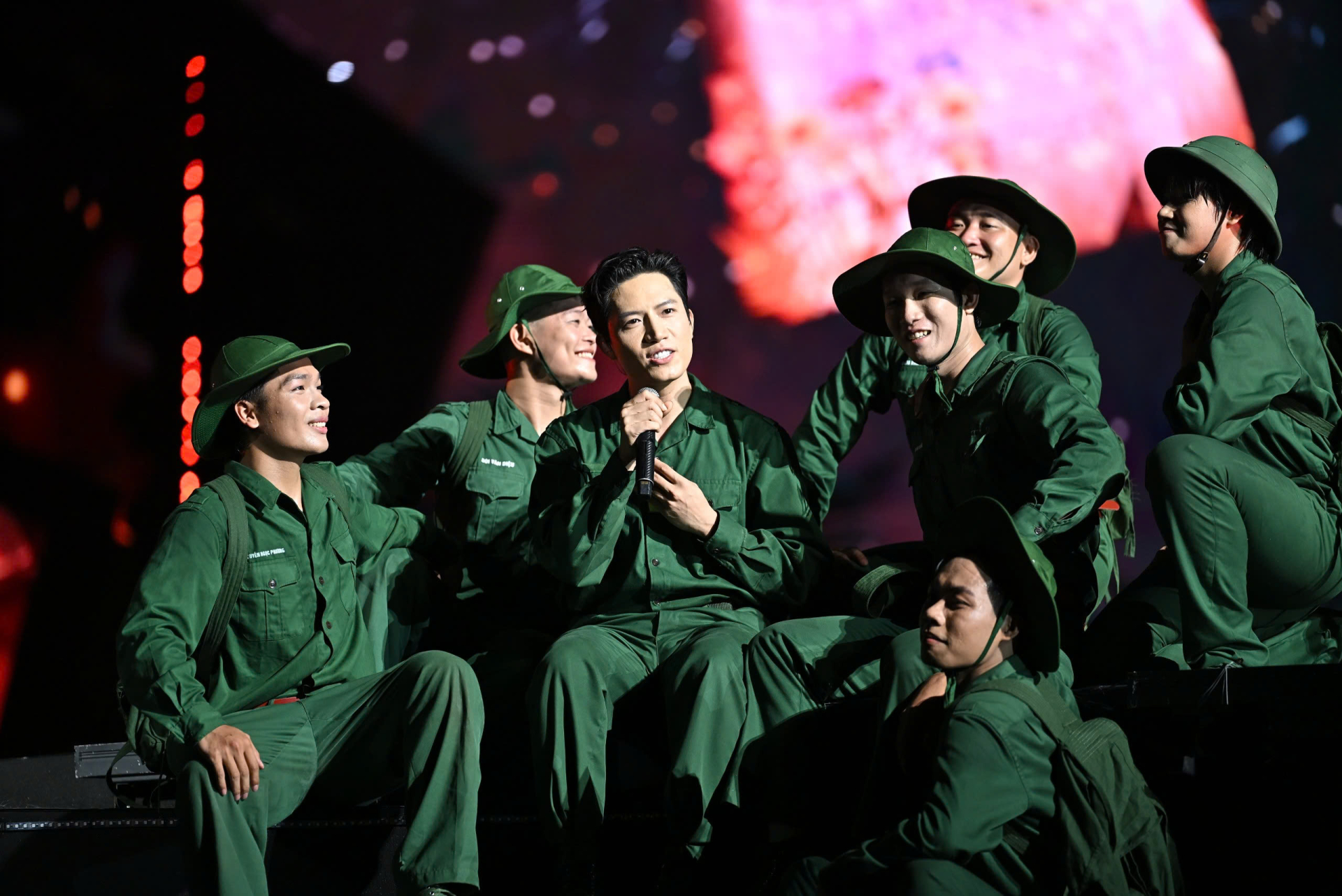 Hà Anh Tuấn, Đông Nhi cùng dàn khí tài