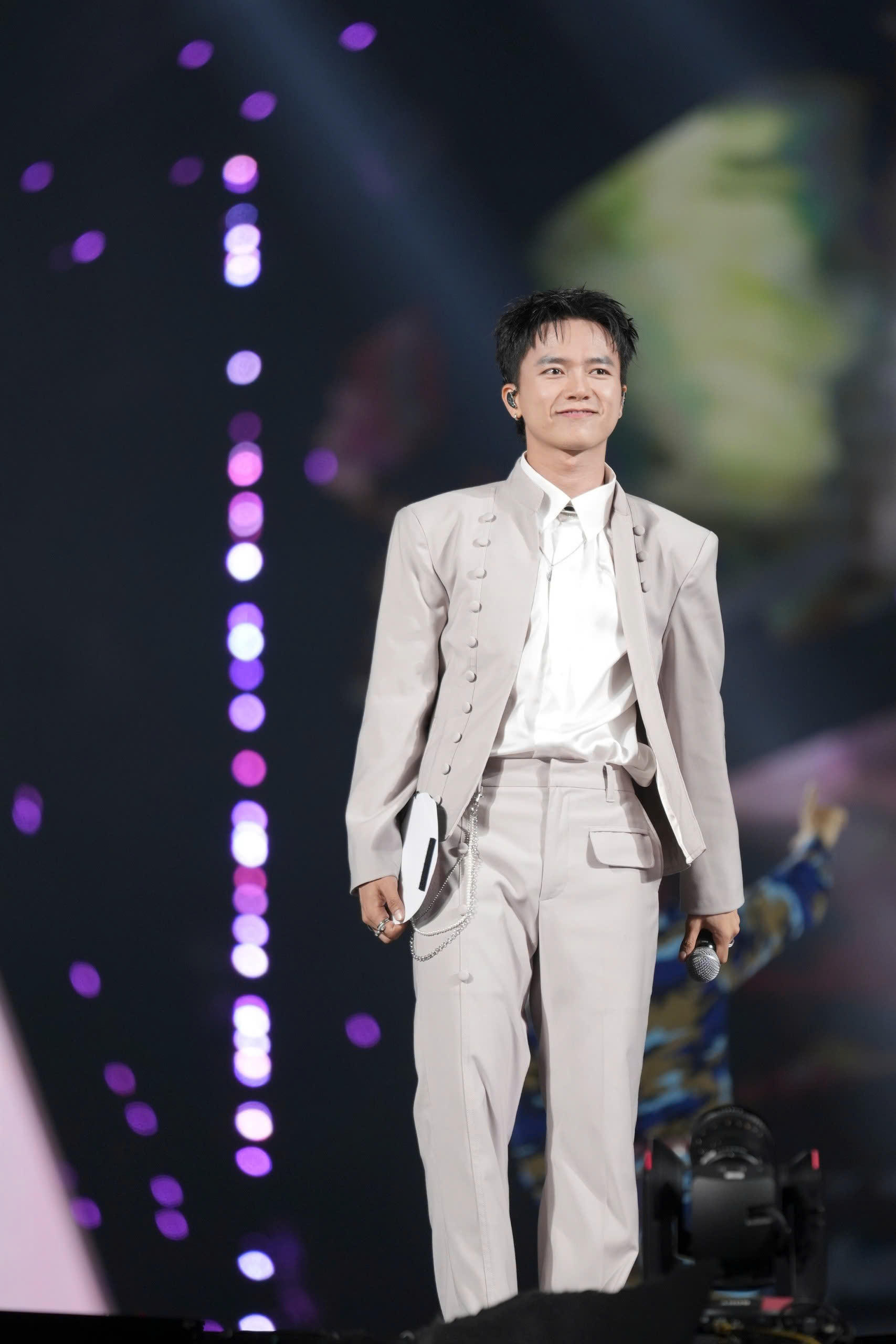 Hà Anh Tuấn, Đông Nhi cùng dàn khí tài
