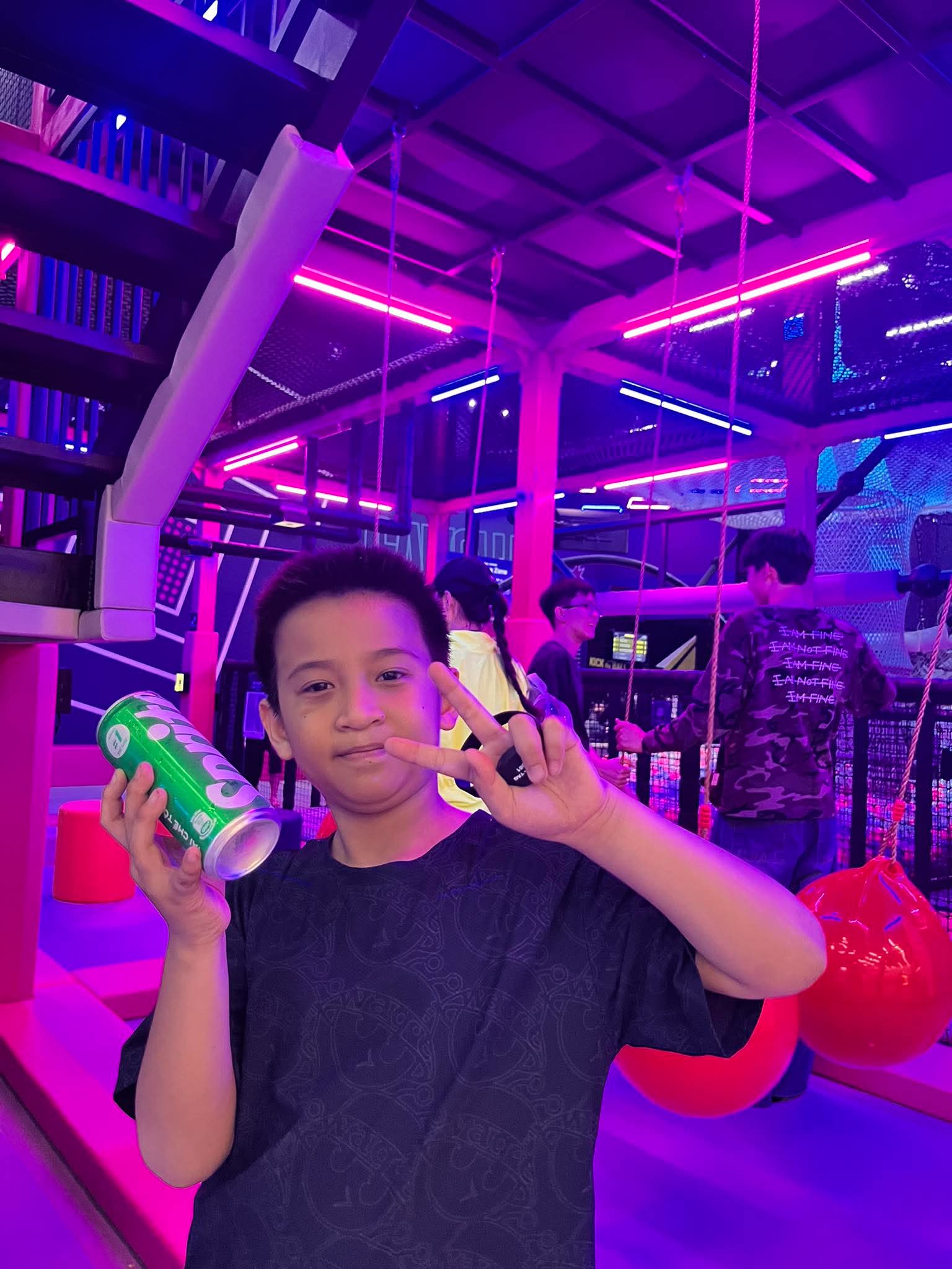 Con trai anh Ân hào hứng vì tích được xu để đổi nước và một số vật phẩm