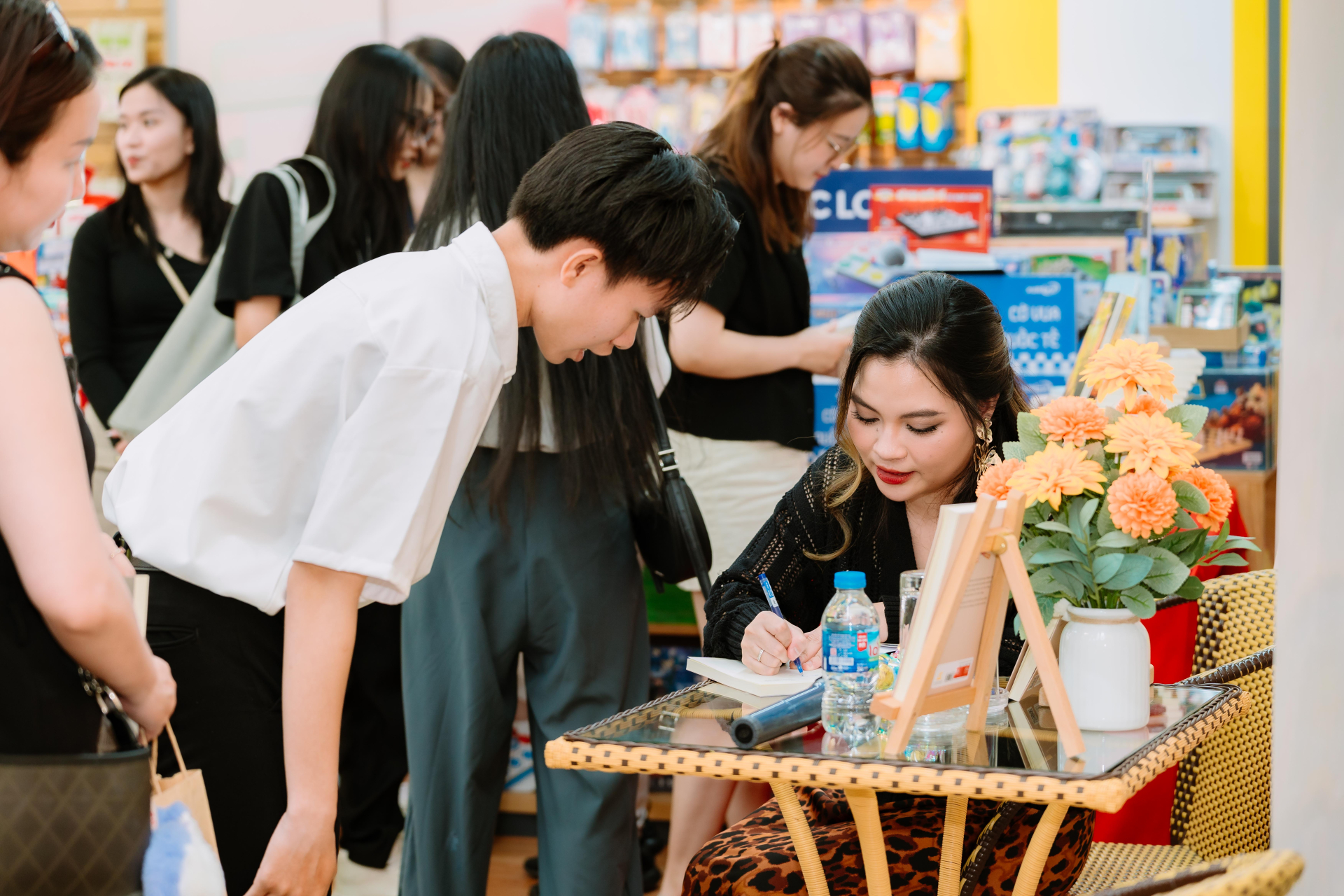 Nhà văn Gari: “Nhiều người phụ nữ trông rất lý trí, thực ra chỉ vì họ không còn cơ hội để được yếu đuối”