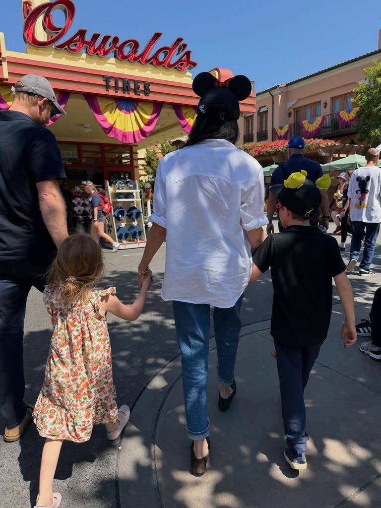 Meghan đưa cả nhà đến Disneyland nhân dịp Ngày của Mẹ