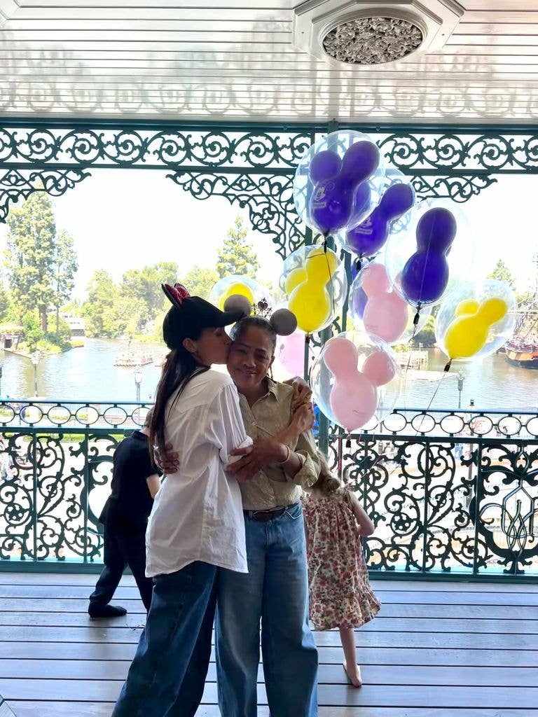 Meghan đưa cả nhà đến Disneyland nhân dịp Ngày của Mẹ