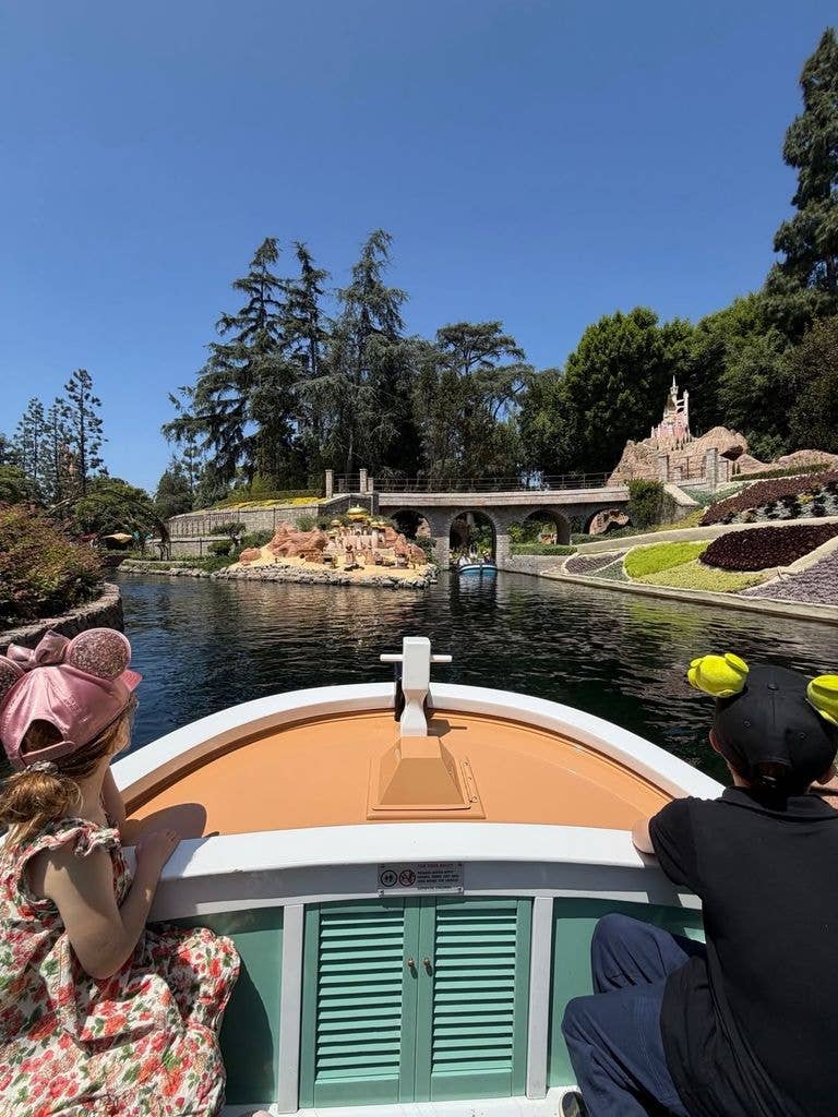 Meghan đưa cả nhà đến Disneyland nhân dịp Ngày của Mẹ