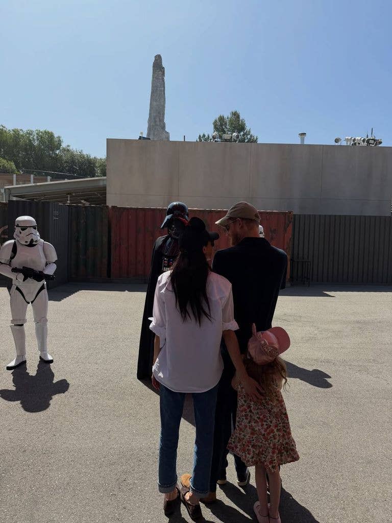 Meghan đưa cả nhà đến Disneyland nhân dịp Ngày của Mẹ