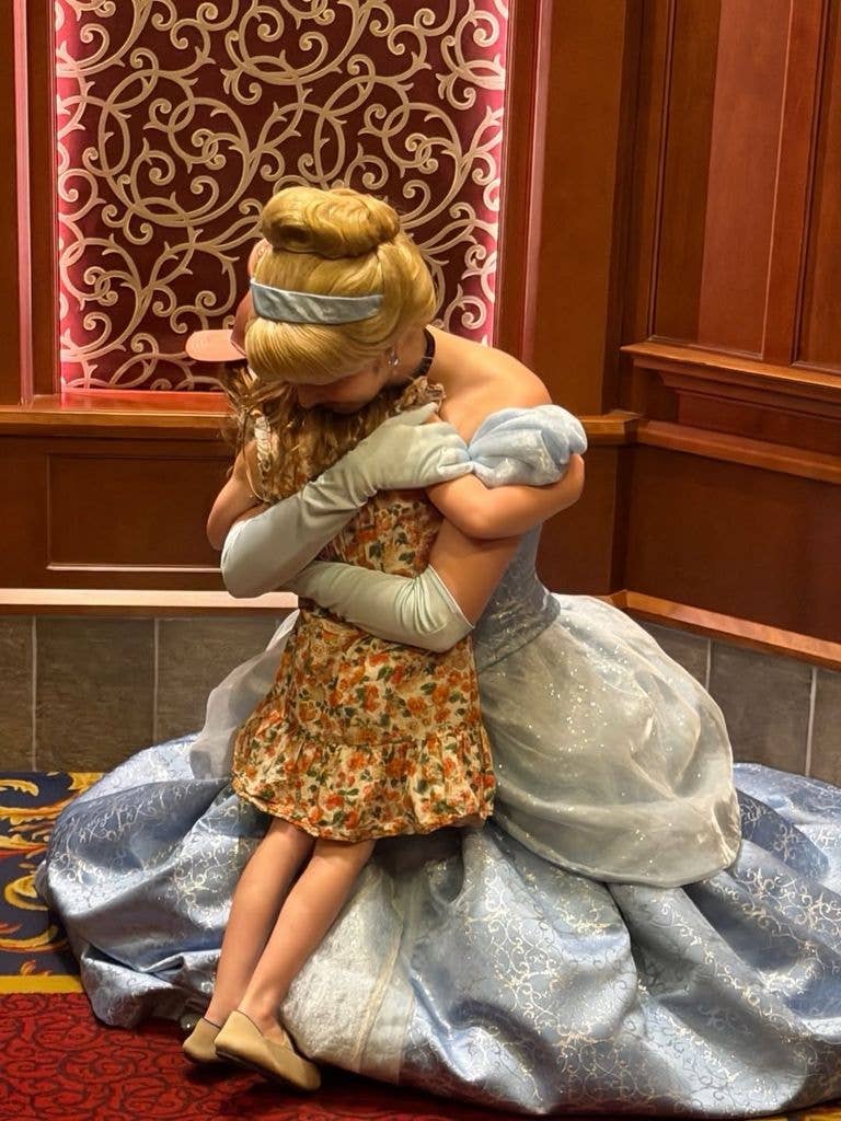 Meghan đưa cả nhà đến Disneyland nhân dịp Ngày của Mẹ