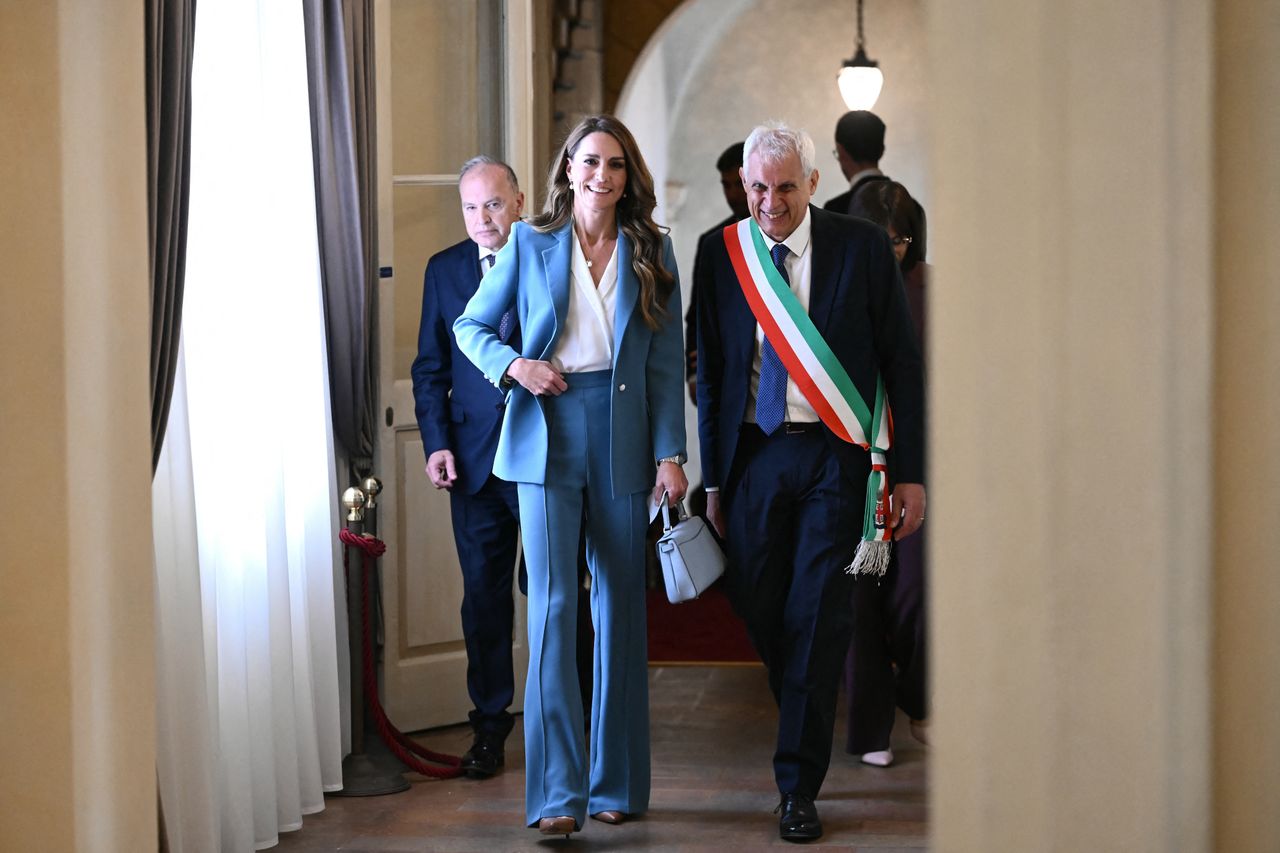 Vương phi Kate chọn màu xanh bí ẩn khi thăm Italy