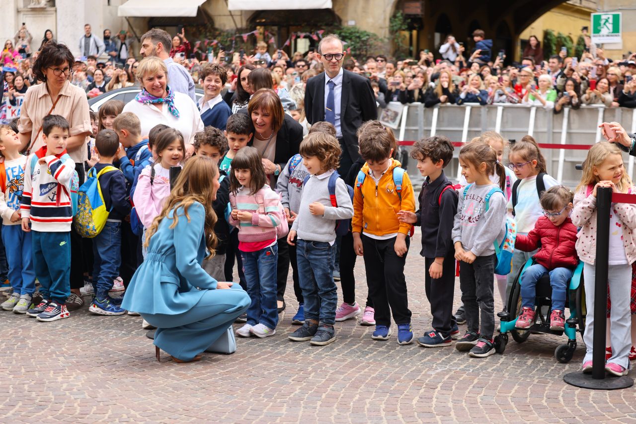 Hàng nghìn người chờ từ 7 giờ sáng chỉ để gặp Vương phi Kate ở Italy