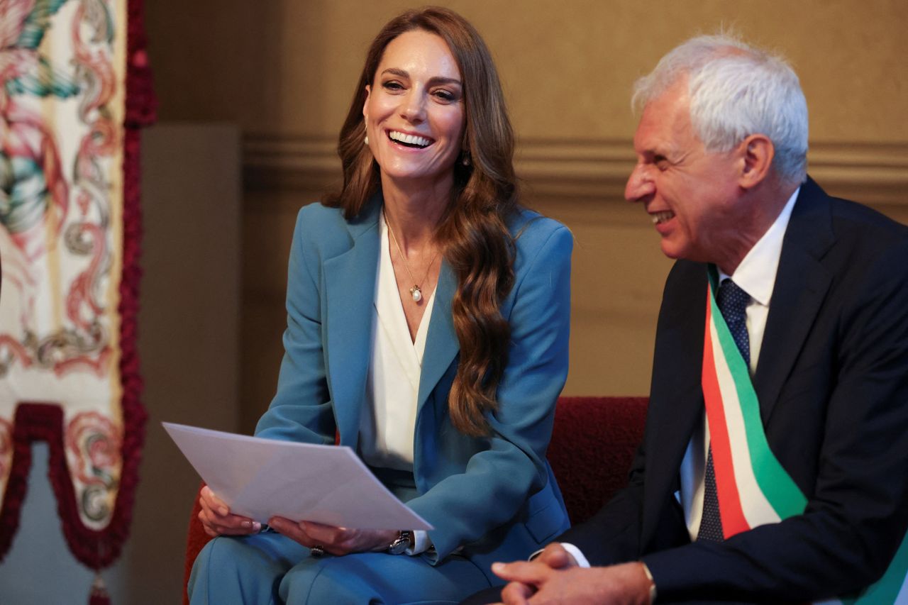 Vương phi Kate chọn màu xanh bí ẩn khi thăm Italy