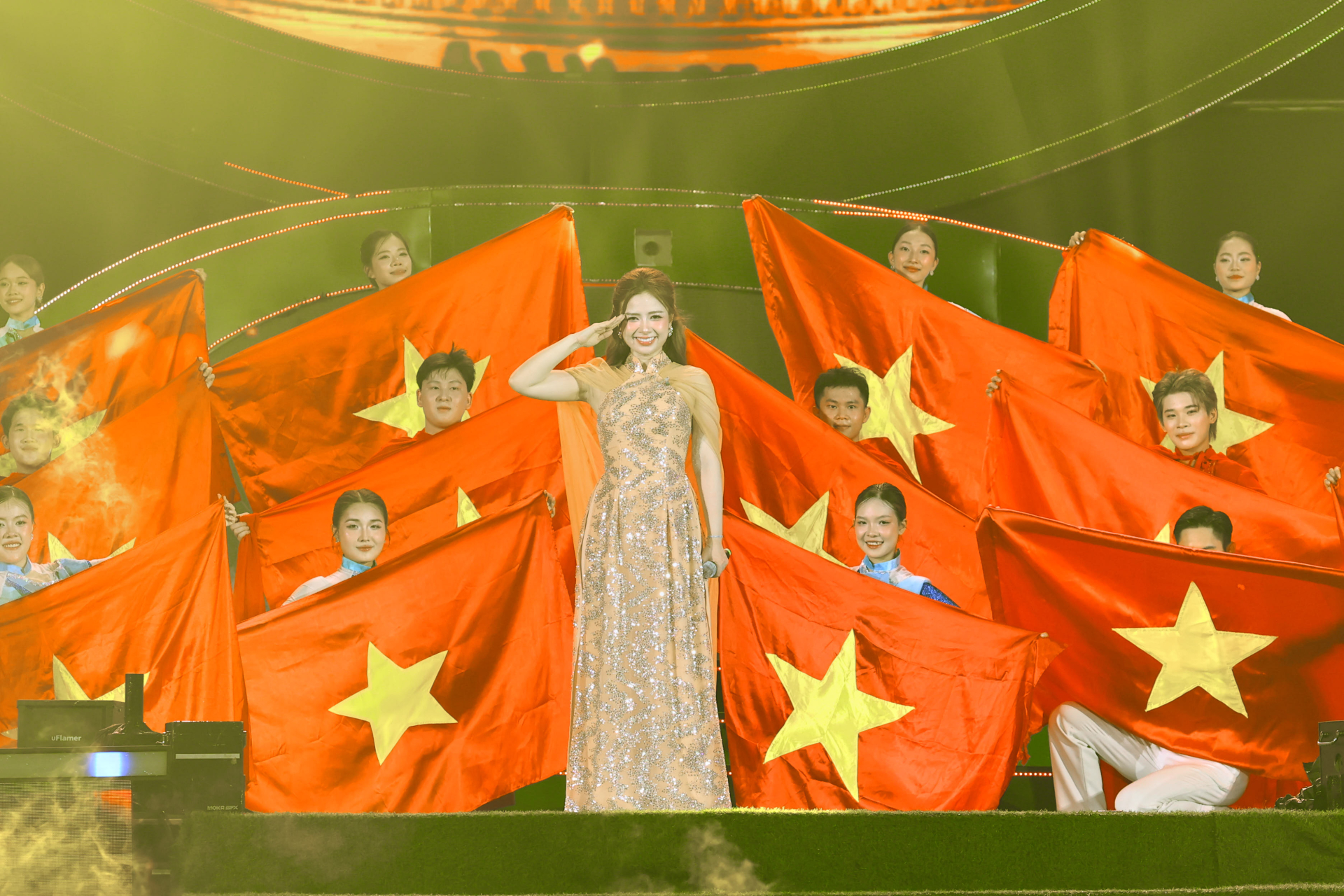 Dương Hoàng Yến tiếp tục khuấy động không khí bằng Tổ quốc trong ánh mặt trời rực rỡ sắc đỏ.