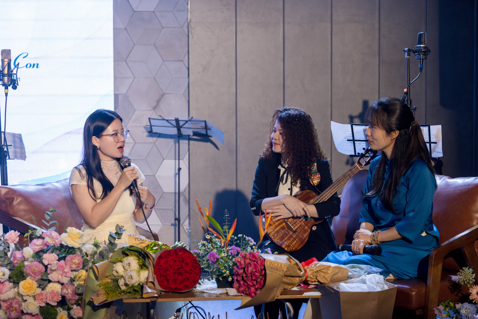 Ca sĩ Hà Ny và giảng viên piano Trúc Vy ra mắt dự án âm nhạc “Nâng Niu Lời Yêu Thương”