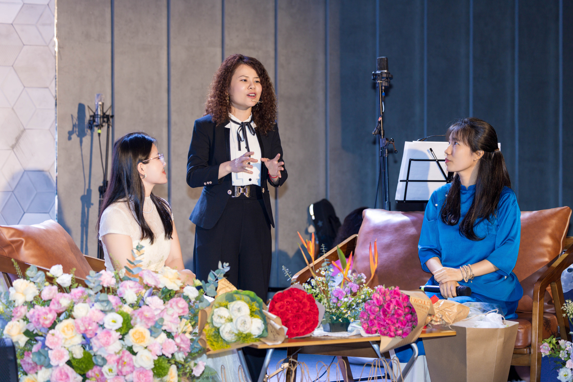 Ca sĩ Hà Ny và giảng viên piano Trúc Vy ra mắt dự án âm nhạc “Nâng Niu Lời Yêu Thương”