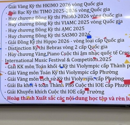 Trong bức ảnh được đăng tải, cậu bé Đỗ Hoàng Anh Đức, học sinh lớp 4A4, sở hữu danh sách dài các giải thưởng ở nhiều sân chơi trong nước và quốc tế như Toán học, Khoa học, Tiếng Anh và âm nhạc. 