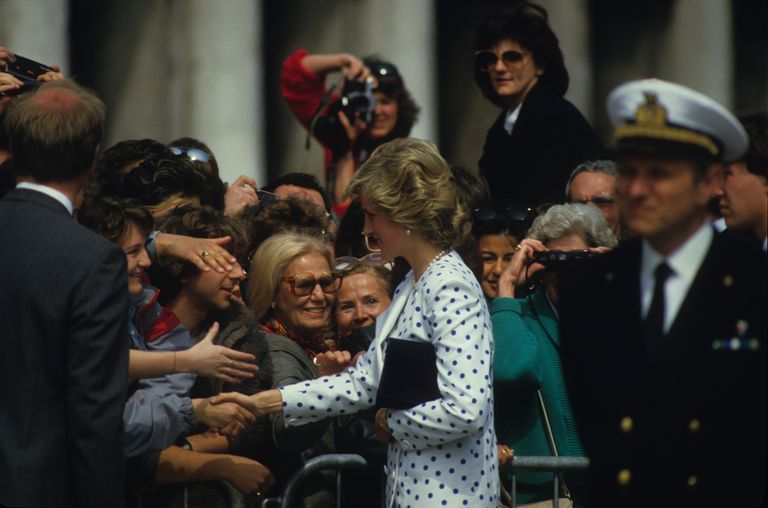 Diana chào đón người hâm mộ trong chuyến đi đến Venice, Ý vào tháng 5 năm 1985.