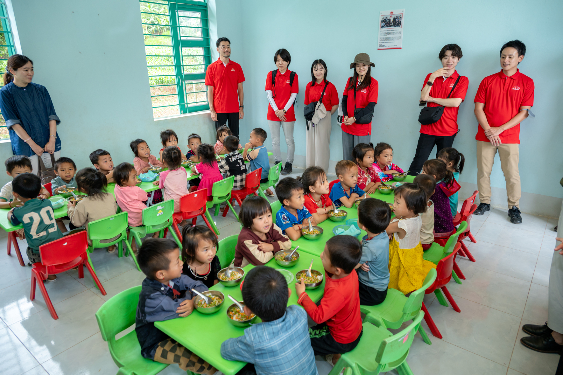 Học sinh thưởng thức bữa ăn tại trường