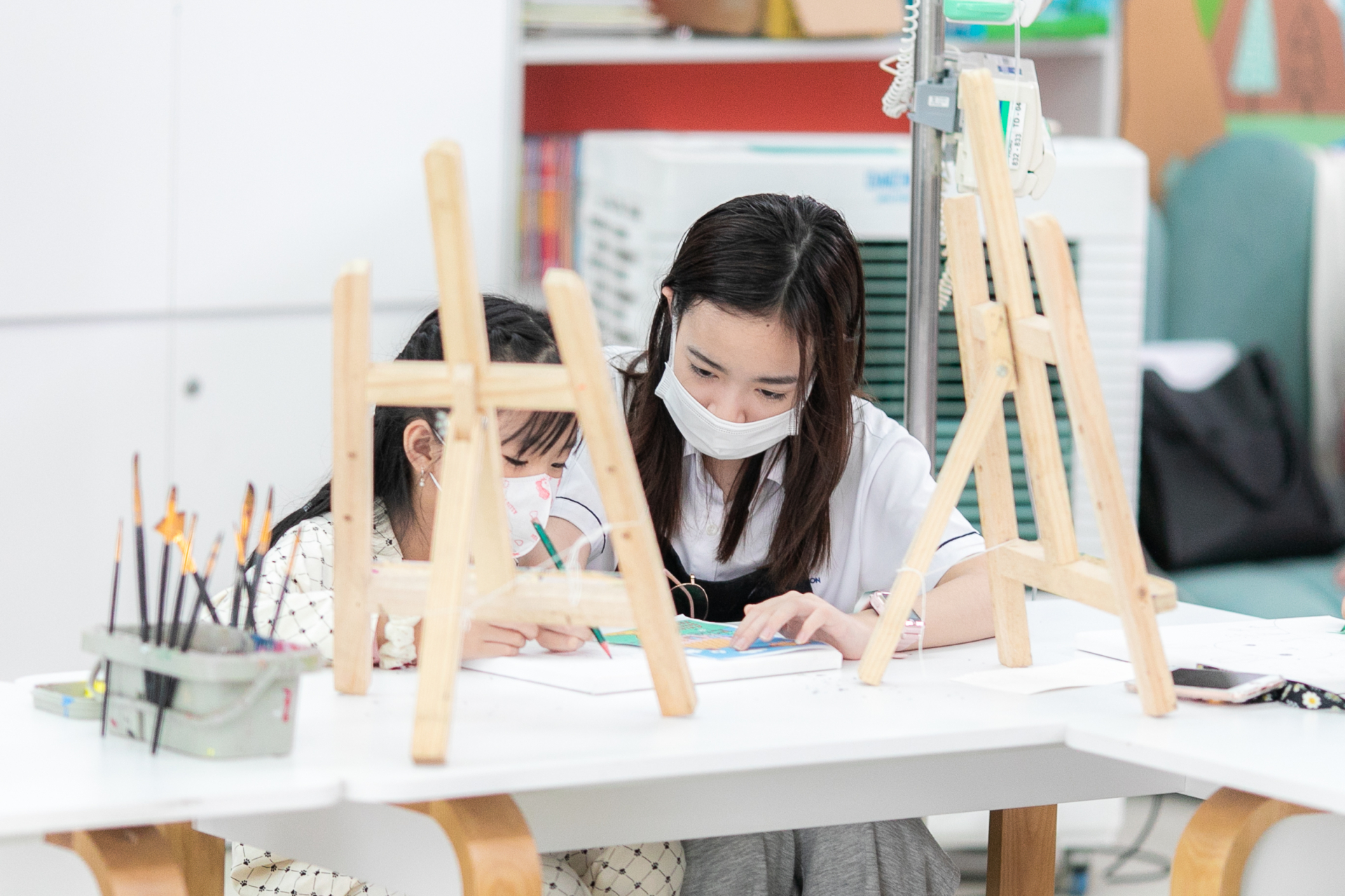 Học sinh Maya hướng dẫn bệnh nhi trong chuỗi workshop mĩ thuật hàng tuần