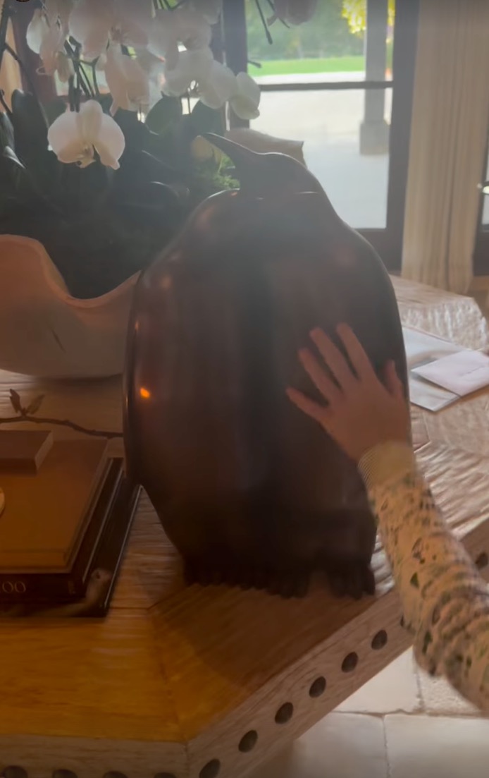 Meghan xúc động vì món quà kỷ niệm 8 năm ngày cưới của chồng tặng
