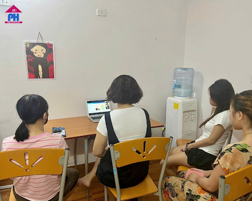Các thành viên của Ngôi nhà Bình yên tham gia buổi workshop “Gọi tên những chiếc gai” (Ảnh: Ngôi nhà Bình yên)
