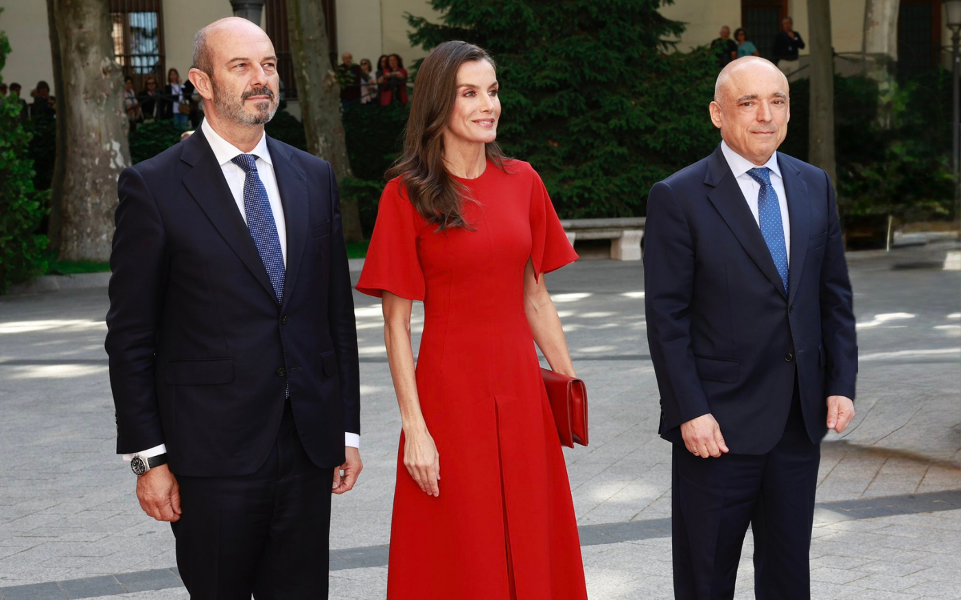 Vương hậu Letizia diện váy đỏ trao giải báo chí, đôi giày được khen hết lời nhưng tay áo lại gây tranh cãi