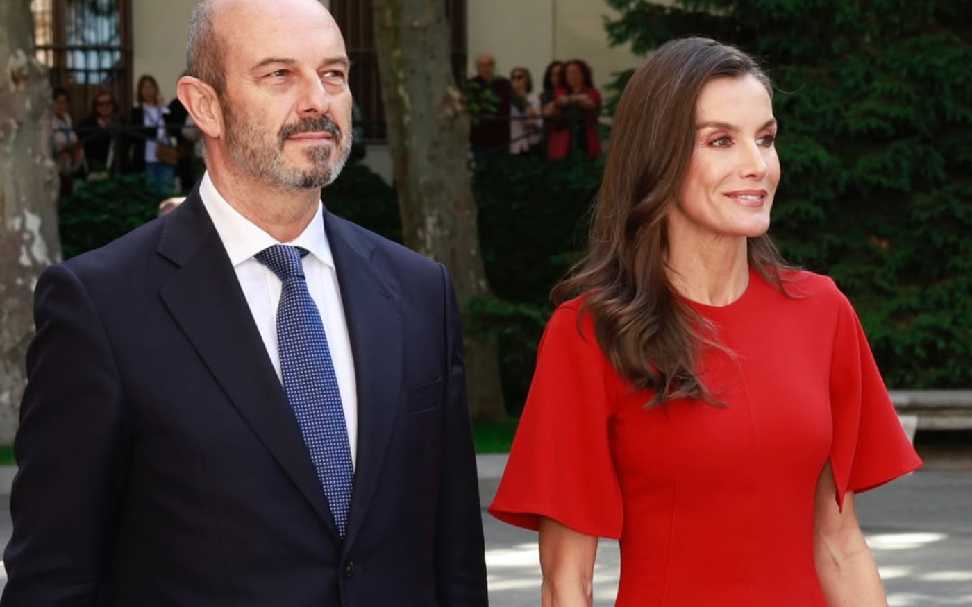Vương hậu Letizia diện váy đỏ trao giải báo chí, đôi giày được khen hết lời nhưng tay áo lại gây tranh cãi
