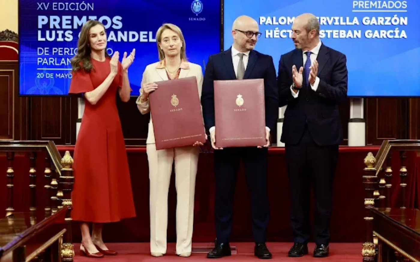 Vương hậu Letizia diện váy đỏ trao giải báo chí, đôi giày được khen hết lời nhưng tay áo lại gây tranh cãi